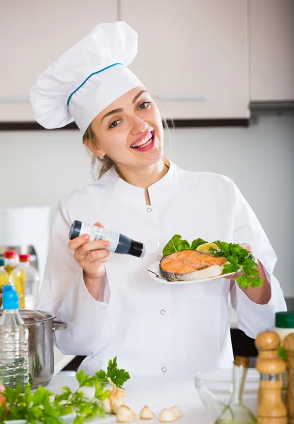 Joven jefa femenina con pescado frito — Foto de Stock