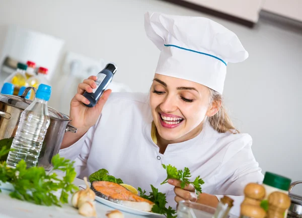 Koken met bereid zalm in de professionele keuken — Stockfoto