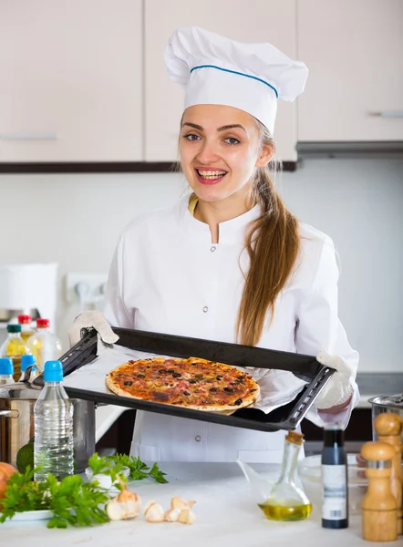 Sıcak İtalyan pizza ile profesyonel kadın aşçı — Stok fotoğraf
