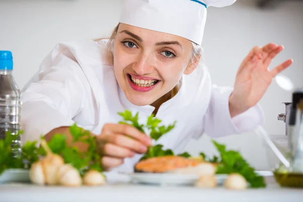 Šťastný mladý kuchař s připravené pstruhy — Stock fotografie