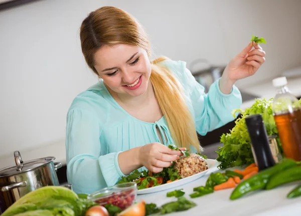 Жінка з тарілкою овочевого салату — стокове фото