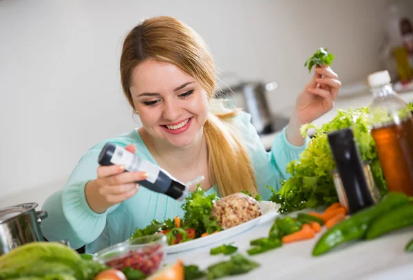 Mujer con ensalada de verduras — Foto de Stock