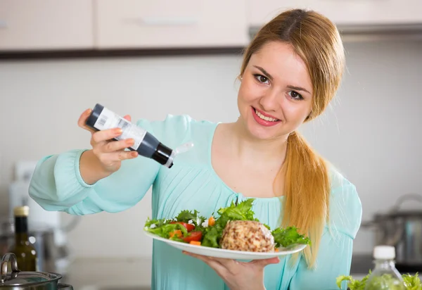Flicka med grönsakssallad och balsamico — Stockfoto