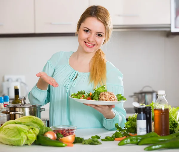 Woman with goat cheese and vegetable mix — Stock Photo, Image