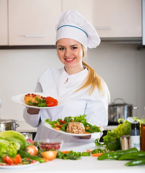 Kocken förbereder grönsakssallad med ost — Stockfoto