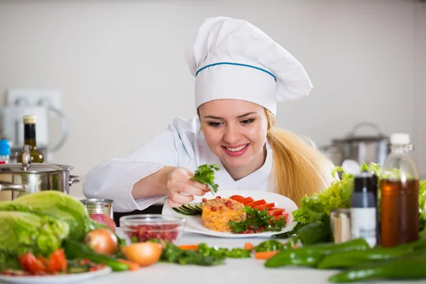 Cocinar preparar ensalada de verduras con queso — Foto de Stock