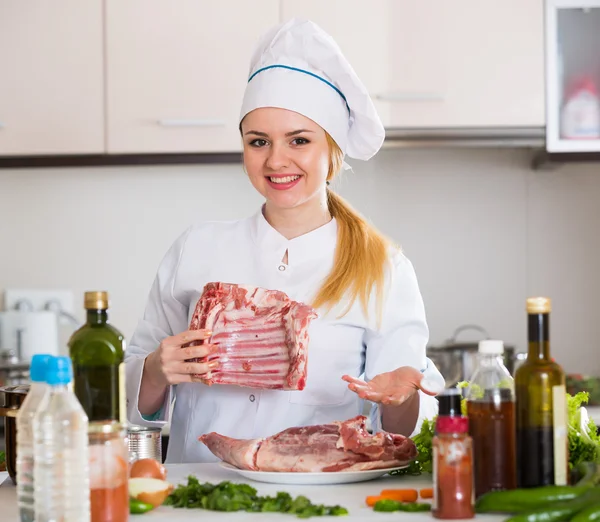 Femmina chef preparazione parti agnello — Foto Stock