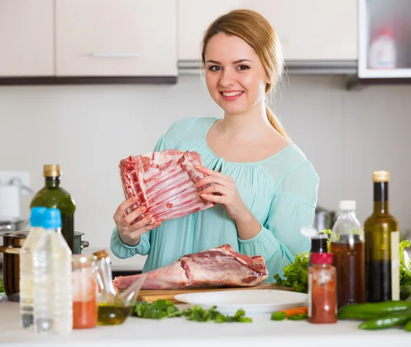 Genç kadın kuzu için yemek — Stok fotoğraf