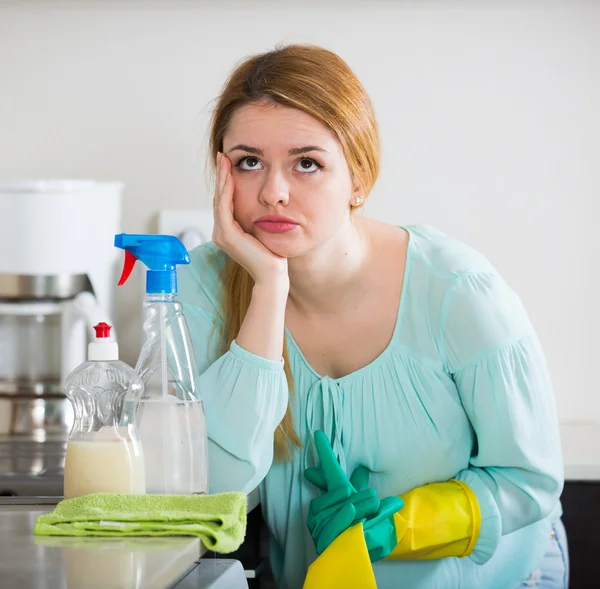 Giovane donna che si prende una pausa durante la pulizia — Foto Stock