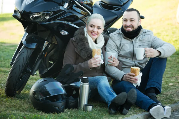 Paar beim Picknick mit Kaffee — Stockfoto