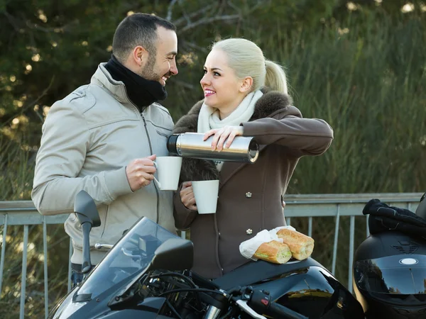Paar beim Picknick mit Kaffee — Stockfoto