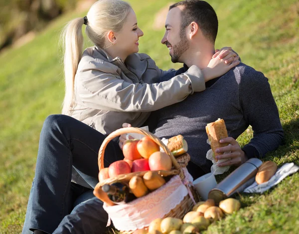 Couple lounging at picnic outdoors — Stock Photo, Image
