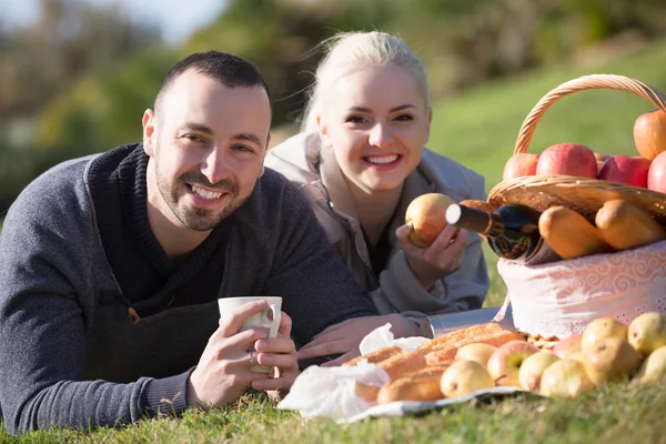 Echtgenoten loungen picknick in de open lucht — Stockfoto