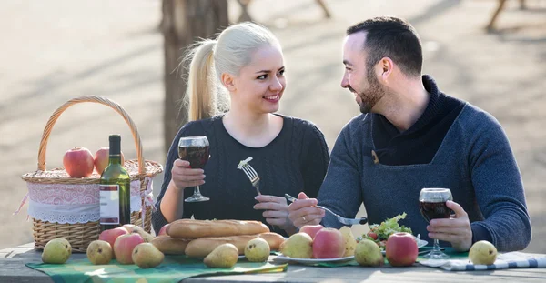 Volwassenen die wijn aan tafel drinken — Stockfoto