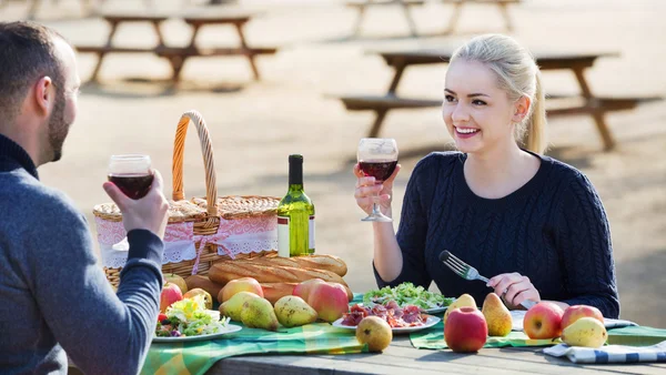 Liefdevolle lachende paar drinken van wijn — Stockfoto