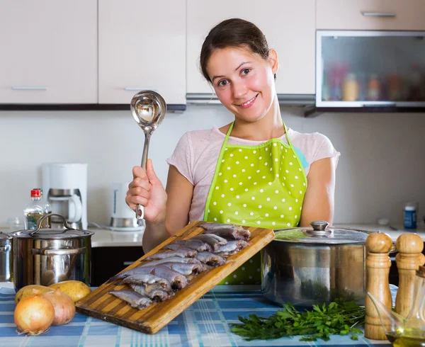 Mulher cozinhando guisado com sardinhas — Fotografia de Stock