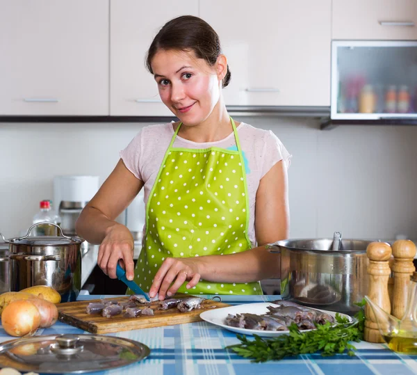 Hemmafru pröva nya recept av sprattus — Stockfoto