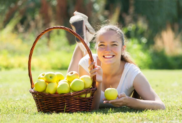 Жінка з кошиком яблук — стокове фото