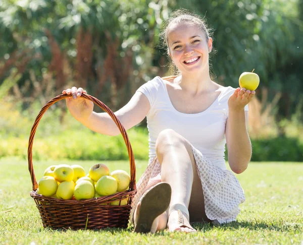 Ragazza con mele raccolto in giardino — Foto Stock