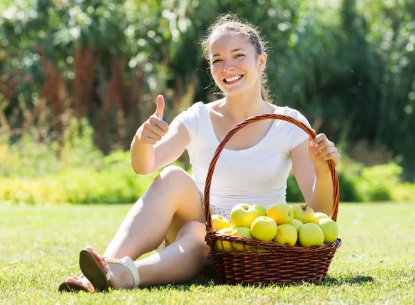 Chica con cesta de manzanas —  Fotos de Stock