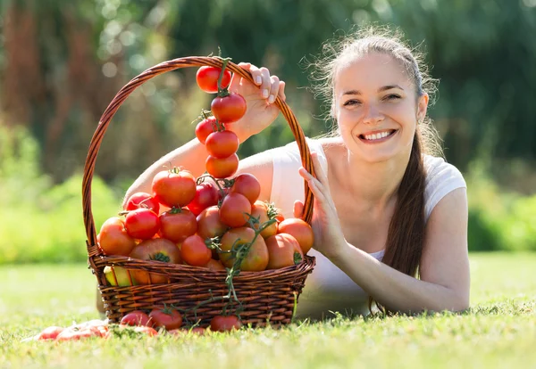 Donna con raccolto di pomodoro — Foto Stock
