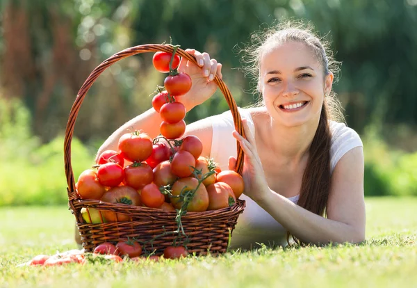 Mujer con cosecha de tomate — Foto de Stock