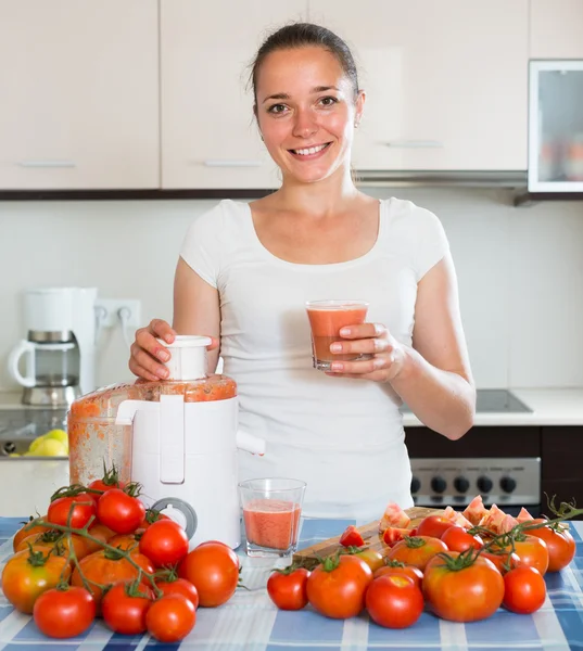 Ragazza che prepara succo fresco in cucina — Foto Stock