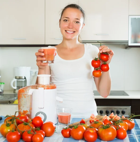 女人做鲜榨的果汁 — 图库照片