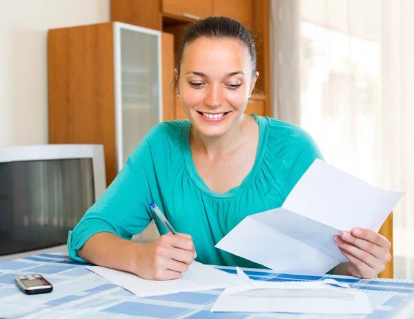 Girl with papers at the table — Stock Photo, Image