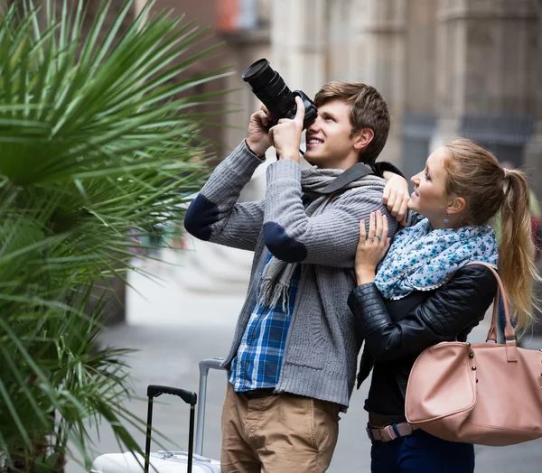 Twee reizigers met digitale camera — Stockfoto