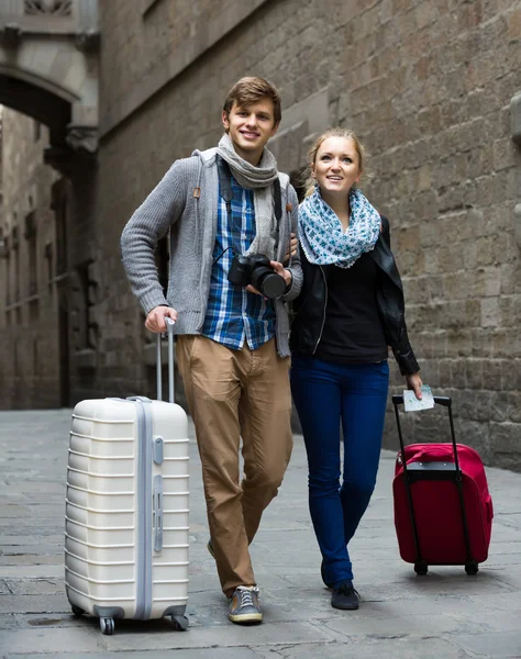 Deux voyageurs avec appareil photo numérique marche — Photo