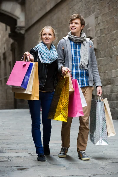 Pareja de viajeros con bolsas de compras —  Fotos de Stock