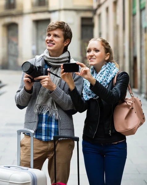 Couple sightseeing and taking pictures — Stock Photo, Image