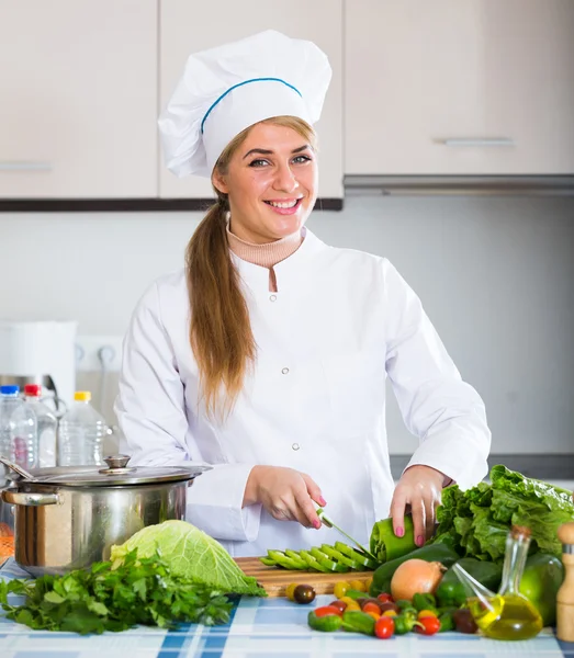 채소로 전문 여성 요리사 — 스톡 사진