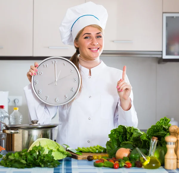 Profi-Koch mit Gemüse — Stockfoto