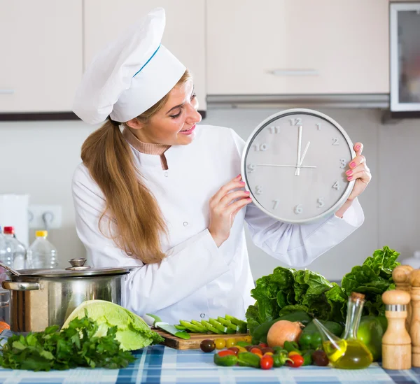 Шеф-кухар з овочами та годинником — стокове фото