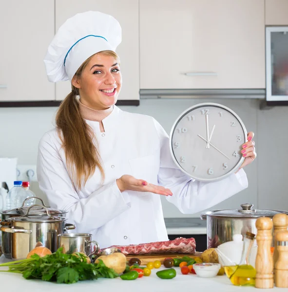 Koch zeigt, wie viel Vorbereitungszeit nötig ist — Stockfoto