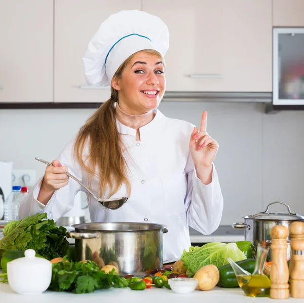 Mutlu kadın aşçı sebzeler hazırlanıyor — Stok fotoğraf