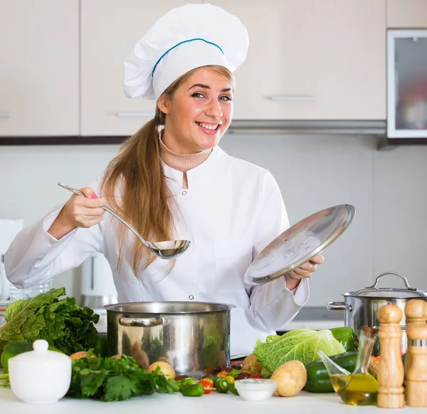 Felice cuoca preparare verdure — Foto Stock