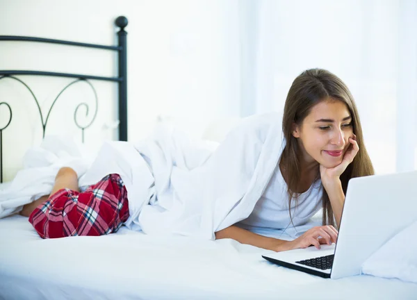 Glada student tjej studerar med laptop — Stockfoto