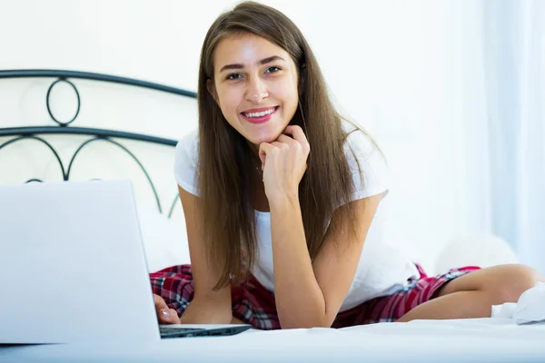 Χαρούμενα φοιτητής κορίτσι επιφάνεια κατάσπαρτος με φορητό υπολογιστή — Φωτογραφία Αρχείου