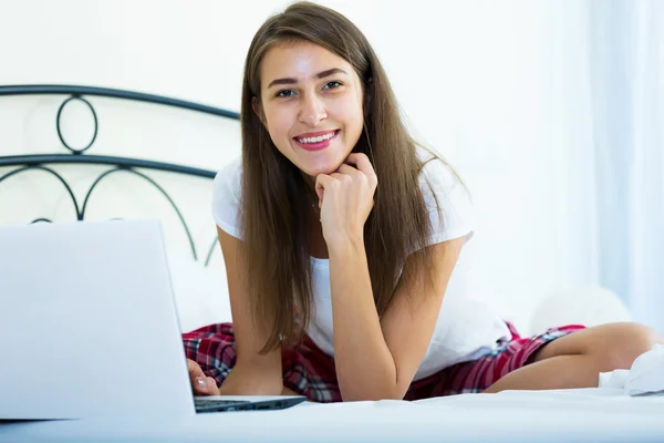 Allegro studente ragazza borchie con computer portatile — Foto Stock