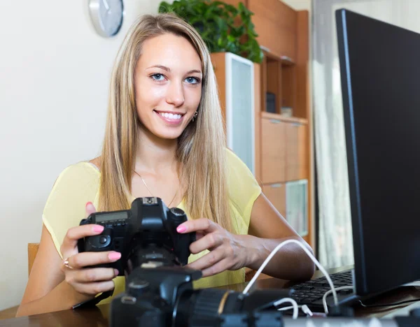 Dizüstü bilgisayar önünde kadın fotoğrafçı — Stok fotoğraf