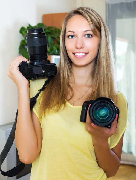 Vrouw die werkt met twee photocameras — Stockfoto