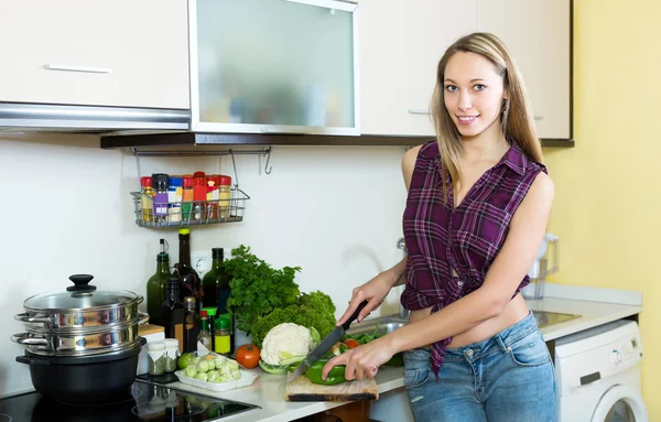 Menina feliz cozinhar com legumes — Fotografia de Stock