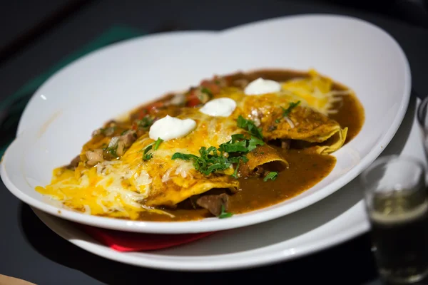 Enchillada mexicana recheada com carne suculenta — Fotografia de Stock