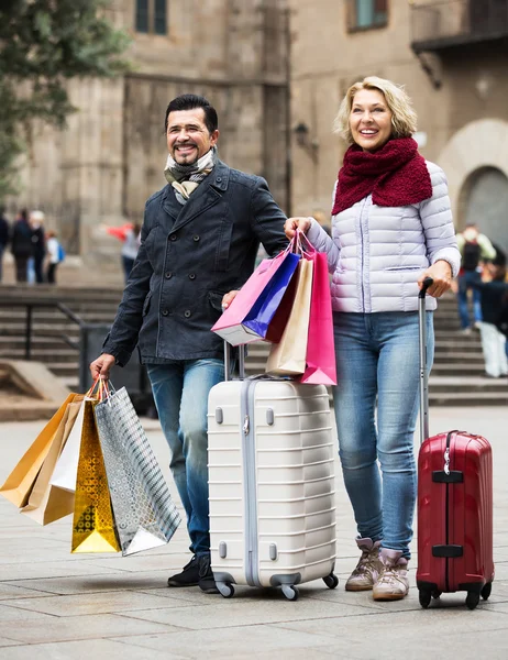 Turistas seniores com sacos de compras — Fotografia de Stock