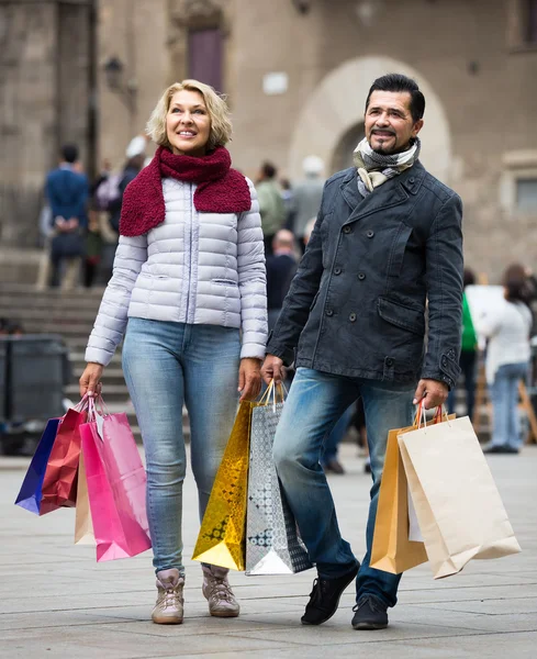 Par promenader och bära kassar och påsar — Stockfoto