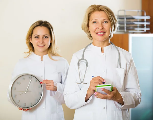 Dois médicos amigáveis — Fotografia de Stock