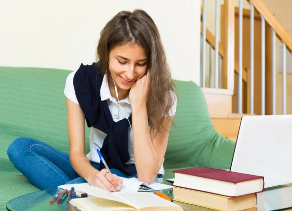 Menina usando laptop em casa — Fotografia de Stock